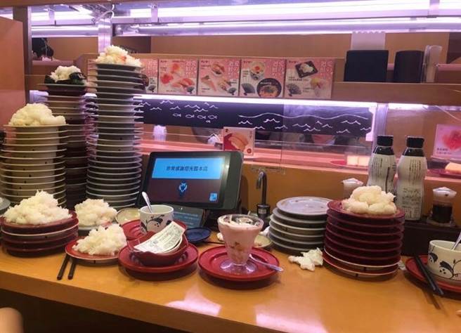 许多民眾改鲑鱼吃免费寿司，员工心痛曝收桌画面，惊见比假日多六倍的厨余量。（图／翻摄自靠北寿司郎）