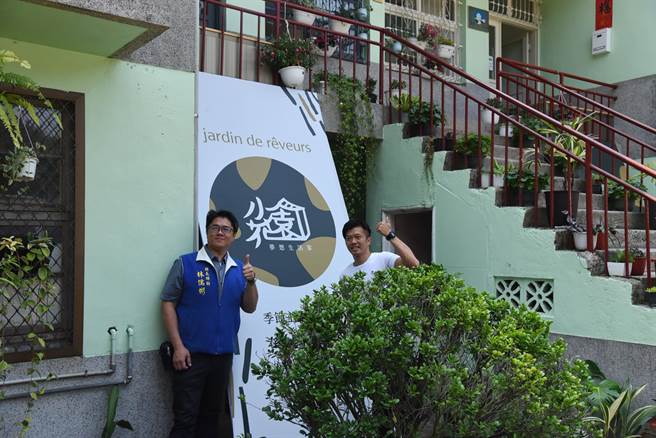 南投县长特助林儒彬（左）表示，很高兴能看到怀抱文创梦想的年轻人愿意回乡创业，进驻中兴新村活化老旧空间，带动中兴新村整体的发展。（南投县政府提供／黄立杰南投传真）