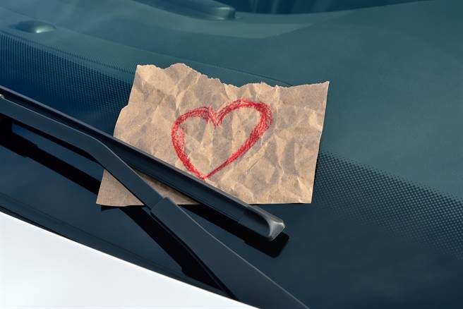 一名人妻透露，先生的车遭一名神秘女孩留下字条，内容还有Line ID，令她十分好奇，网友则表示这是喝茶妹的诈骗新招。（图／示意图，达志影像）