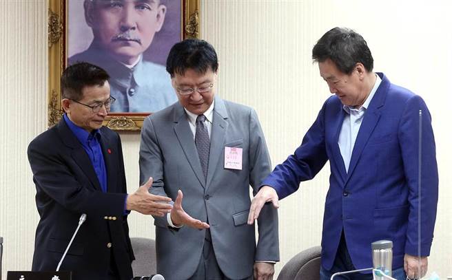 国民党总召费鸿泰也前来致意。（赵双杰摄）
