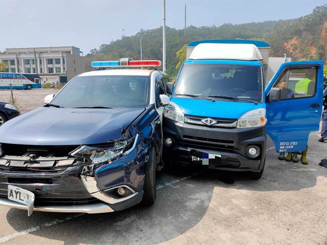 頭份警分局南庄分駐所官警追捕70餘公里以警車衝撞鍾嫌貨車才逼使鍾嫌棄車。（頭份警分局提供／謝明俊苗栗傳真）