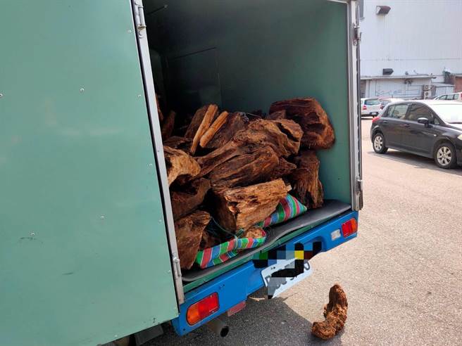 警方在鍾嫌貨車廂內發現632公斤牛樟木。（頭份警分局提供／謝明俊苗栗傳真）
