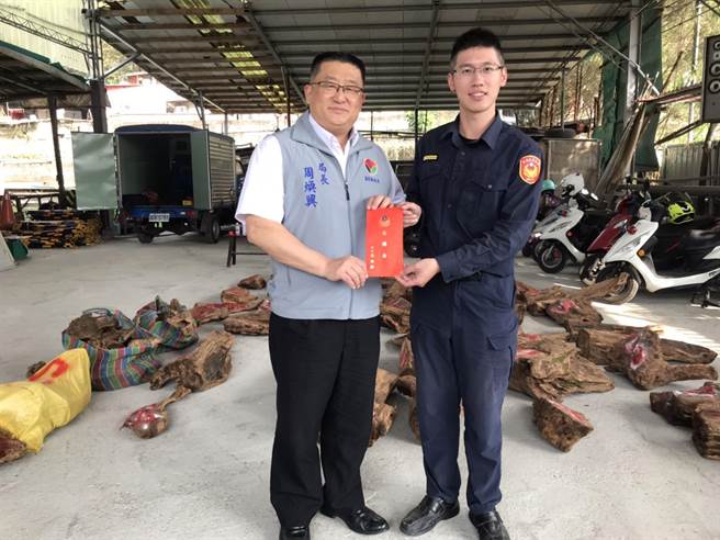 苗栗縣警局局長周煥興獲悉趕赴南庄分駐所頒獎嘉勉所長陳昱升。（頭份警分局提供／謝明俊苗栗傳真）