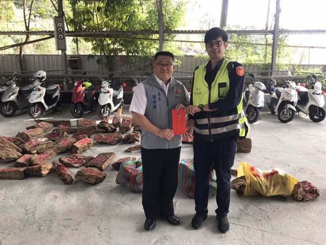 苗栗縣警局局長周煥興獲悉趕赴南庄分駐所頒獎嘉勉員警邱炳翰。（頭份警分局提供／謝明俊苗栗傳真）