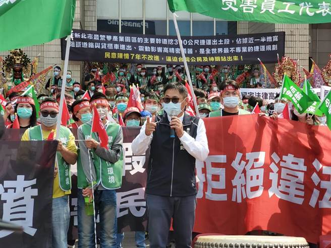 北市议员陈建铭也到场声援，要市长柯文哲出来面对。(林郁平摄)