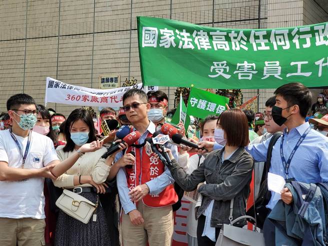 委任律师詹顺贵表示，自救会成员并非反对环状线捷运的兴建，希望能变更设计以维护生计与交通安全。(林郁平摄)