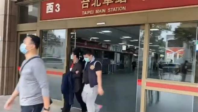 接应的夏女遭逮（翻摄照片／戴上容新北传真）