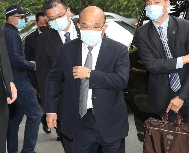 行政院长苏贞昌19日赴立法报告备询前受访表示，政府一直为民眾的居住正义努力，因此推动兴建社会住宅及保租代管政策，对炒房不以为然，因此推动房地合一不要短买短卖炒作赚取暴利，央行也对买第三间豪宅以上降低贷款成数，都是为了打炒房，希望实现居住正义，让大家都买得起。（郑任南摄）