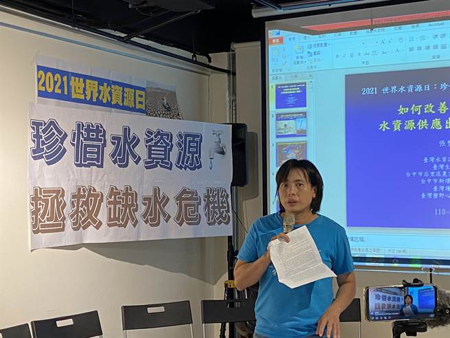 彰化縣環境保護聯盟總幹事施月英表示，地下水補注非常不易，反對政府開放工業開鑿水井抽取地下水，乾淨的地下水使用過，就再也回不去了，地下水是救命水，請勿開放走倒退路。（盧金足攝）  