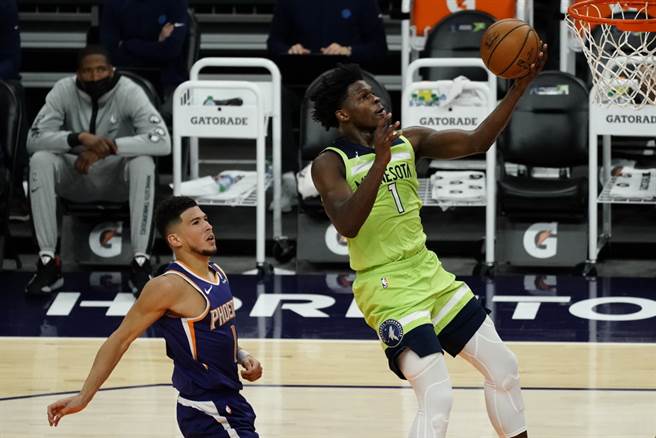 去年狀元愛德華茲19日攻下生涯新高42分。(美聯社)