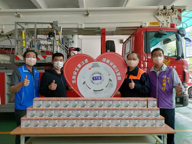 彰化縣溪湖鎮大竹里里長何炳樺，拋磚引玉捐贈400顆住警器，希望能讓所有溪湖鄉親的住宅，都能有一顆保命符。(吳建輝攝)