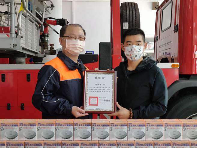 消防局溪湖分隊長也感謝何里長拋磚引玉捐贈住警器，贈送感謝狀。(吳建輝攝)