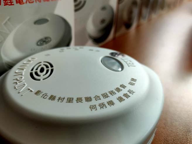 彰化縣溪湖鎮大竹里里長何炳樺，自掏腰包將近11萬元，購買400顆捐贈給溪湖消防分隊，讓有需要的迷種可以免費申請。(吳建輝攝)