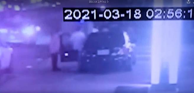 台中市南区东兴路与三民西路口，18日凌晨发生物流车与宾士车擦撞，造成1死1伤车祸。（读者提供／张妍溱台中传真）