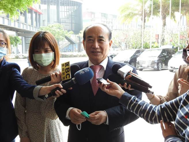 前立法院长王金平中午到万华凯达大饭店参加友人为其举办的寿宴。（赵婉淳摄）