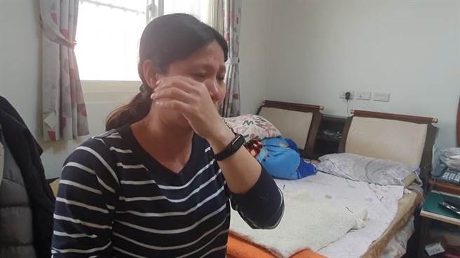窒息死亡女學生的母親談到傷心處頻頻拭淚。（胡健森攝）
