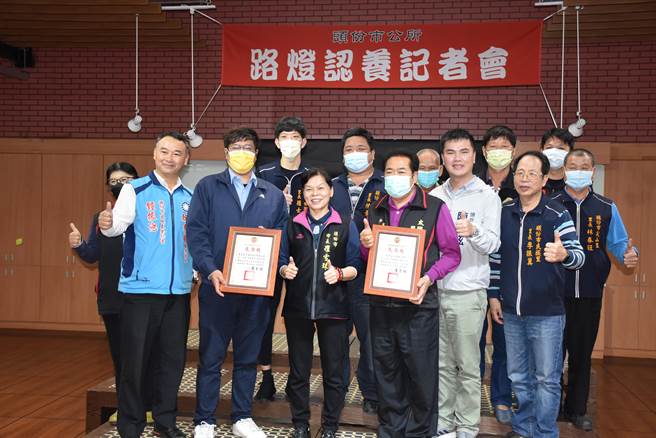 头份市长罗雪珠19日上午颁奖感谢太阳宫管委会等认养路灯的厂商、团体及民眾。（谢明俊摄）