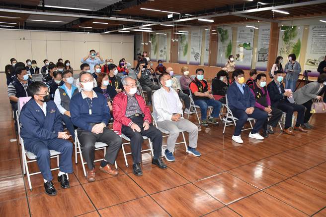 109年度认养头份市路灯5万元以上的厂商、团体及民眾超过20个，19日齐聚头份市公所接受市长罗雪珠颁奖感谢。（谢明俊摄）