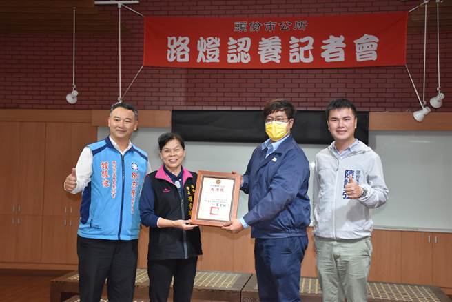 华夏海湾塑胶一年认养路灯10万元，足足可以点亮2百盏路灯。（谢明俊摄）