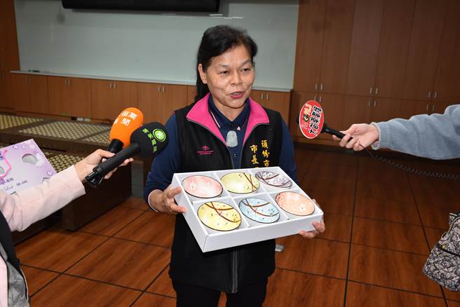 头份市长罗雪珠今年准备精美碗具组，将送给认养6盏路灯。（谢明俊摄）
