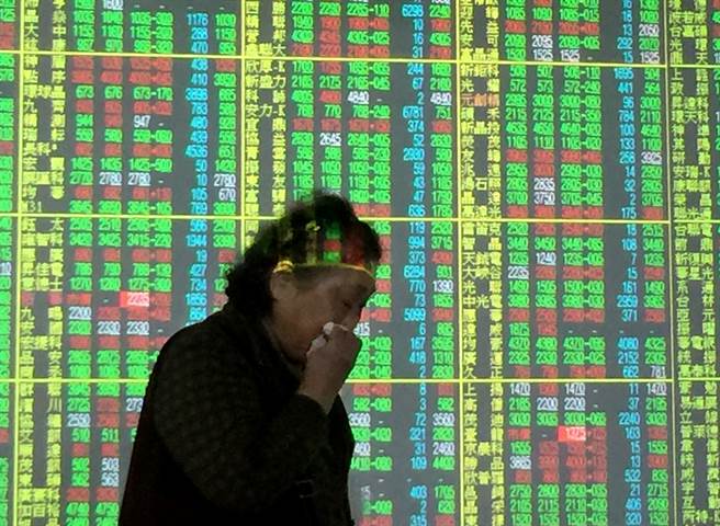 台股19日盘中一度跌逾200点，仍守住1万6000点。(图／本报系资料照片)