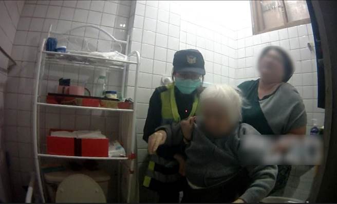 員警關心詢問並與看護合力將奶奶攙扶起身至房間休息。（民眾提供／盧金足台中傳真）