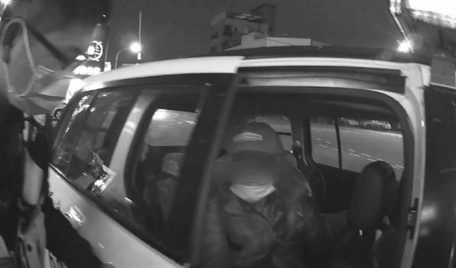 老婦逛超商逛3小時，台中市員警助老婦返家。（民眾提供／盧金足台中傳真）