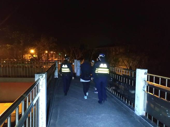 竹南警分局後龍分駐所員警護送安慰戴姓女子。（竹南警分局提供／謝明俊苗栗傳真）