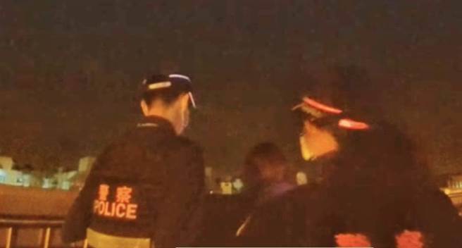 竹南警分局後龍分駐所員警護送安慰戴姓女子。（竹南警分局提供／謝明俊苗栗傳真）
