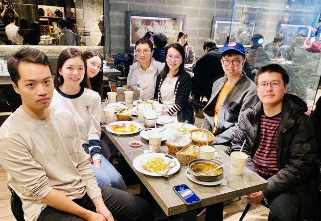 台灣大學國際處邀集校內同仁，在農曆新年期間啟動接待家庭計畫。(取自台大官方臉書／李侑珊台北傳真)