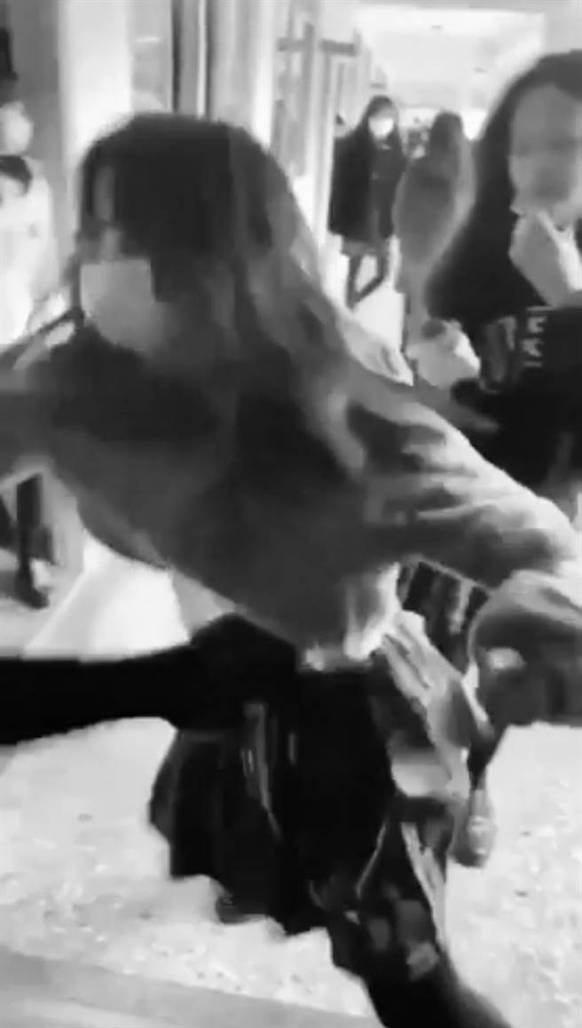 台北市某私立职校日前传出校园衝突事件，互殴影片被传到社群网站中，影片中女学生互相拉扯头髮，双方从楼梯间拉扯至教室外。（摘自Dcard）