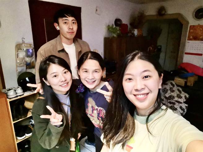 饶竣杰(后排)利用弹性工作8小时制度，在工作之余可以好好放松陪伴朋友与家人。(图/永庆房屋提供)

