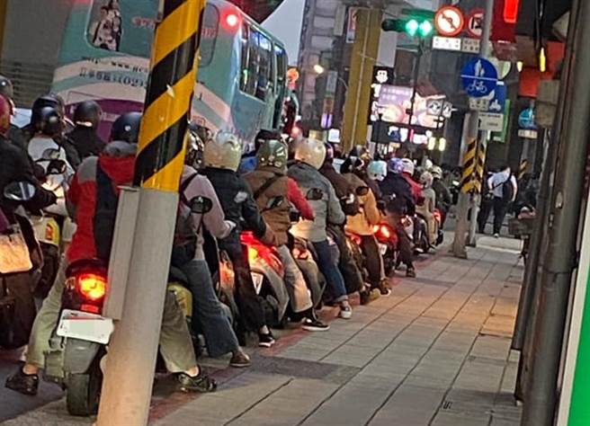 机车骑士路边脚排排站，魔性画面曝光，吸引2.3万人朝圣。（图／翻摄自路上观察学院）