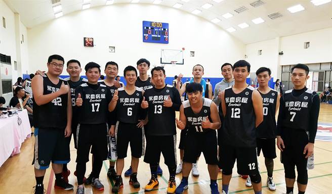 饶竣杰(图后左三)在学期间曾是篮球校队，来到永庆也积极参与公司举办的篮球比赛，打造健康好生活。(图/永庆房屋提供)