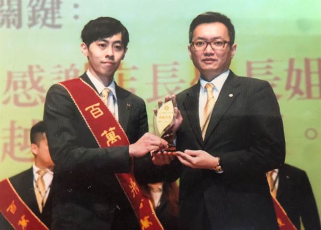 每天勤跑商圈，建立与客户的信任感，饶竣杰(图左)几乎每个月都能够成交，也鼓励刚毕业的年轻人来永庆，让你的特质更有价值。(图/永庆房屋提供)