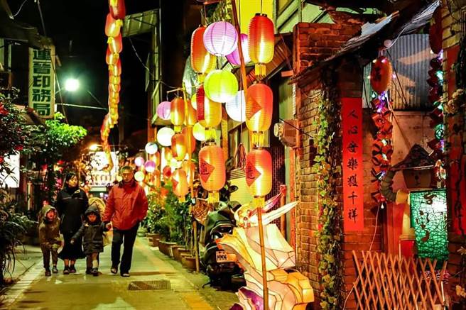 「巷弄燈區」位於北港朝天宮附近的安和街與共和街，展期將延至母親節。（雲林縣政府文化觀光處提供）
