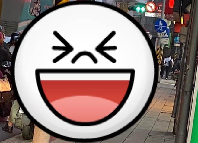 路边机车骑士脚排排站，魔性画面曝光，吸引2.3万网友朝圣。（图／翻摄自路上观察学院）