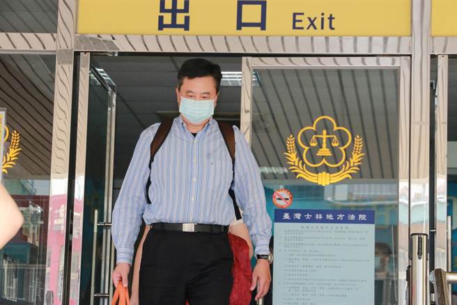 前法官陳梅欽遭控浮報加班費，他19日開庭反批司法高層壓榨。（陳鴻偉翻攝）