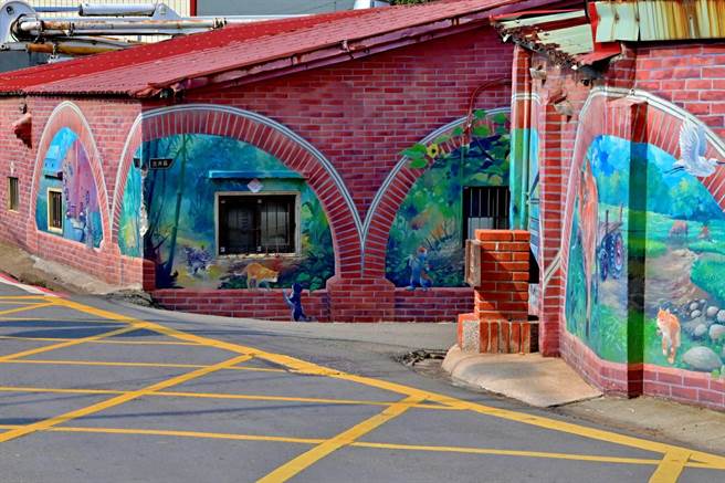 瑞井红砖小镇有古色古香的红砖屋、彩绘及特色古井。（台中市观旅局提供／王文吉台中传真）