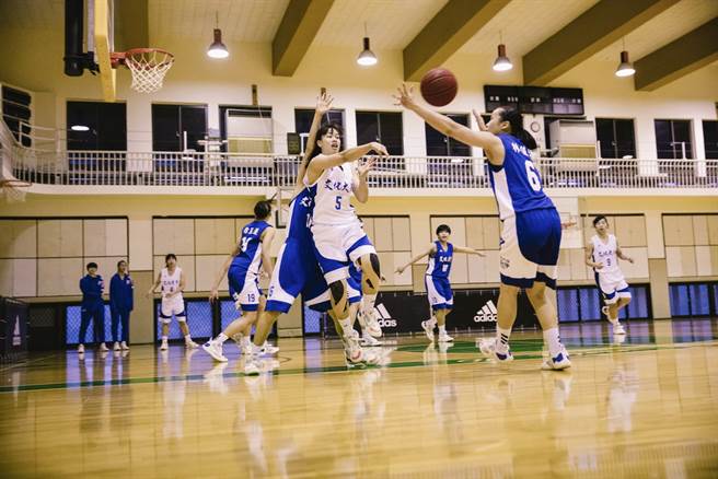 UBA总决赛开打前夕，文化大学球员们透过各种技巧、体能训练及实战演练加紧备战，只为展现一年来勤奋练习的最佳表现。(adidas提供)