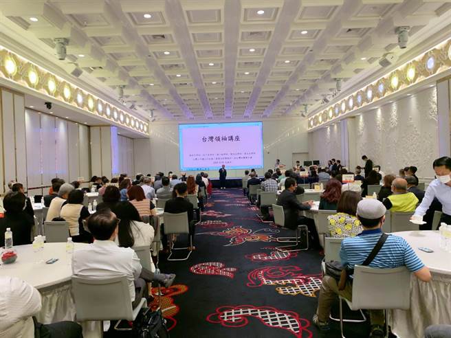 台灣領袖講座今天在高雄登場，主題聚焦公司經營權爭議。（柯宗緯攝）