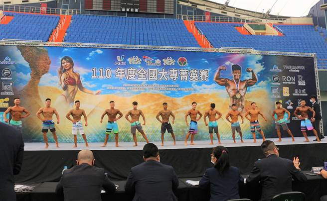 2021年FIT MODEL模特健體、形體錦標賽暨109學年度全國中等學校健美健身錦標賽，以及110年度全國大專菁英賽，19日起3天在苗栗巨蛋舉辦，526名選手輪番上陣，大秀肌肉線條與優美姿態。（巫靜婷攝）