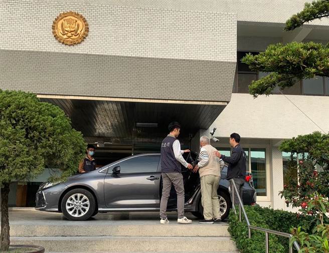 检察官李文洁指挥斗南警分局员警昨天及前天传唤斗南镇农会会员代表当选人配偶、会员，查获吴嫌以每票1万元代价向会员买票。（云林地检署提供）