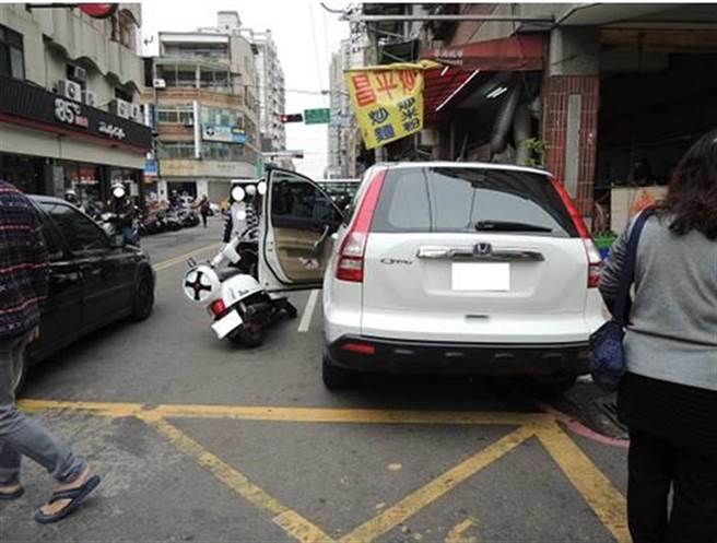 開車門擊落騎士示意圖(中時資料照)