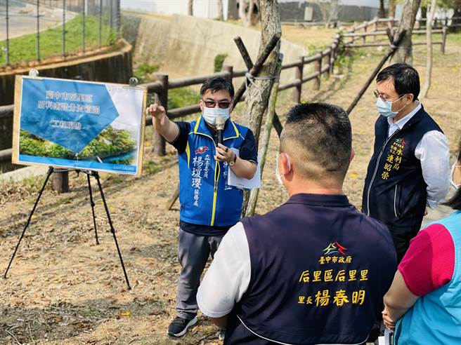 后里區三豐路186巷逢大雨必淹水，立委楊瓊瓔服務處前往會勘。（陳淑娥攝）