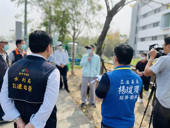 后里區三豐路186巷逢大雨必淹水，立委楊瓊瓔服務處前往會勘。（陳淑娥攝）