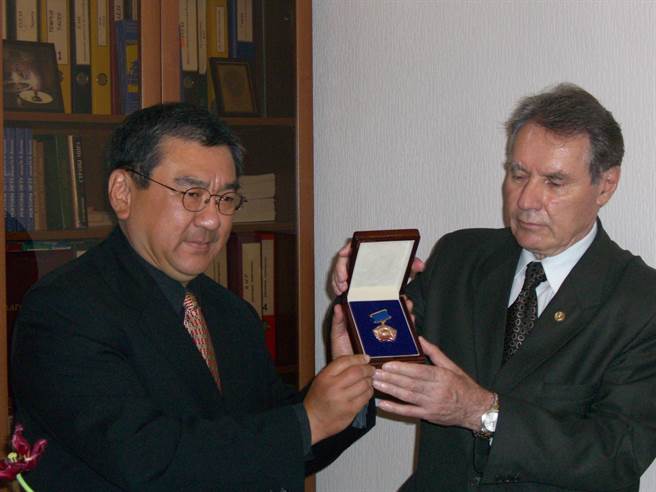 俄罗斯工程院(Russia Academy of Engineering，简称RAE)及国际工程院(Russia International Academy of Engineering，简称 IAE)于18日召开院士大会，大会选举及通过新任国际工程院院士及通讯院士名单，由润泰集团总裁尹衍梁(左)获选工程院首位荣誉院长。(唐奖教育基金会提供／李侑珊台北传真)