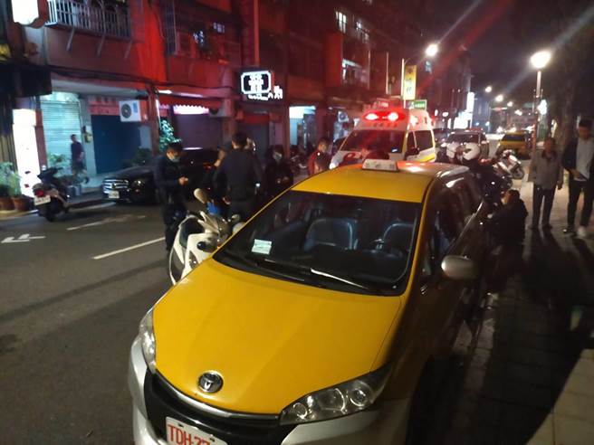 两名运将在北市某国小旁大打出手。（陈鸿伟翻摄）