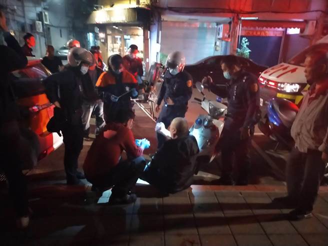 两男被依违反社维法送办。（陈鸿伟翻摄）