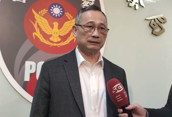 警政署长陈家钦表示，陈男相当狡猾，过去作案都持有枪械。曾提醒新北市警局，一定要小心围捕，果然在他身上搜出2把上膛枪械。（赖佑维摄）